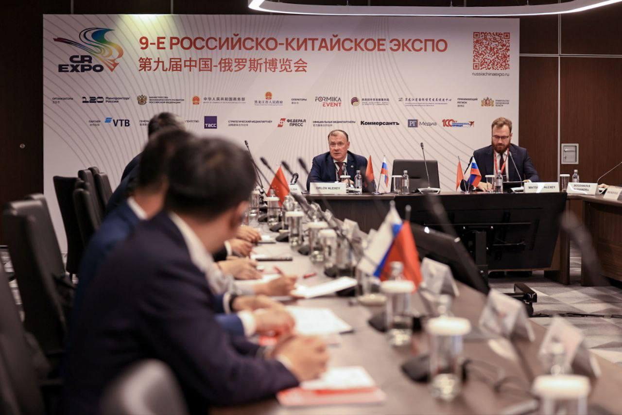ЕИПП РФ провел круглый стол по вопросам городского планирования и строительства в рамках IX Российско-Китайского ЭКСПО Целью мероприятия стало формирование механизмов взаимодействия по вопросам градостроительного развития. В круглом столе приняли участие глава Екатеринбурга Алексей Орлов, вице-президент и руководители ключевых направлений Китайской Академии городского планирования и дизайна Ду Баодонг, Чэнь Чжэньюй и Фан Юан, представители российских и китайских регионов, а также руководитель проектов ДОМ.РФ Александра Богданова. Модератором сессии стал заместитель директора Единого института пространственного планирования Алексей Мацуев. Он выступил с докладом о роли документов территориального планирования при пространственном и экономическом планировании в Российской Федерации, представив деятельность Единого института по разработке проектов в воссоединенных регионах. «Документы территориального планирования – одни из важнейших инструментов управления развитием территорий, так как определяют назначение отдельных территорий с учетом социальных, экономических и иных факторов. Также они являются одним из значимых элементов инвестиционного климата. И с этой точки зрения, критически важен обмен опытом с коллегами из КНР», – отметил Алексей Мацуев. Участники обсудили ключевые направления политики в области землепользования и городского строительства, особенности ее реализации на национальном уровне. Были затронуты вопросы системного подхода к улучшению качества городского пространства, пространственного планирования в экологическом контексте и др. Международная выставка Российско-Китайское ЭКСПО является крупнейшей по масштабу платформой для двустороннего торгово-экономического сотрудничества и проходит поочередно на территории двух стран. В этом году ЭКСПО проходит под девизом «Практическое сотрудничество между Китаем и Россией: устойчивое развитие». Напомним, что в мае 2024 года в рамках ЭКСПО в Харбине ЕИПП РФ провел Круглый стол «Городское планирование и строительство. Пространственное планирование и развитие инфраструктуры» с участием 11 российских и 13 китайских специалистов, где было подписано Соглашение о партнерстве и сотрудничестве между Единым институтом и Китайской Академией городского планирования и дизайна.