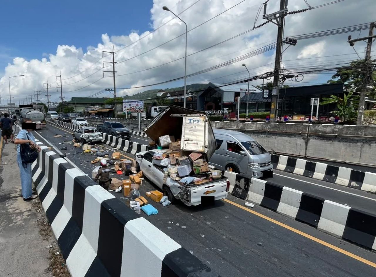 Три человека госпитализированы после аварии в тоннеле у Central Phuket Три человека были госпитализированы после дорожной аварии в тоннеле Darasamut Underpass рядом с Central Phuket в первой половине дня 1 августа. По неустановленной причине тягач с полуприцепом протаранил двигавшиеся перед ним автомобили на выезде из тоннеля в сторону Чалонга. Среди поврежденных транспортных средств оказалась и машина такси, причем в нее фура врезалась не сзади, а лоб в лоб. Как сообщает газета The Phuket News, в ДТП пострадали взрослый мужчина, взрослая женщина и девочка, все они были доставлены в больницу Dibuk Hospital Phuket. Служба спасения Kusoldharm Phuket Foundation сообщила дополнительные подробности. По информации, размещенной на странице спасателей, сообщение о ДТП поступило на пульт дежурного в 10:44 утра. Что касается состояния пострадавших, в публикации говорится, что мужчина получил травмы средней тяжести, а женщина и ребенок – легкие. О причинах аварии пока ничего не сообщается. Полицейский участок Вичита ничего не публиковал, хотя место происшествия находится менее чем в километре от него и считается одной из самых проблемных точек в зоне ответственности участка. В частности, полицейские регулярно отчитываются о дежурстве именно на южном въезде в тоннель у Central. Фото: Kusoldharm Phuket Foundation