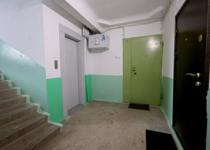 В Челябинской области за пять лет заменят 2,6 тысячи лифтов в многоэтажках  В Челябинской области до 2030 года необходимо заменить 2619 лифтов. За замену 1,5 тысячи из них отвечает регоператор, еще немногим более тысячи — на совести владельцев спецсчетов.  Всего в Челябинской области функционируют 12689 лифтов. В замене нуждаются те, которые отработали с момента установки более 25 лет. Если на их место не поставят новые, в 2030 году оборудование отключат.  — По лифтам на балансе регоператора уверенность в замене полная – 545 уже законтрактовано, по остальным работа ведется. А вот со спецсчетами уверенности такой нет, — отметил зампредседателя комитета Госдумы по строительству и ЖКХ Сергей Колунов.          Голосовать за канал