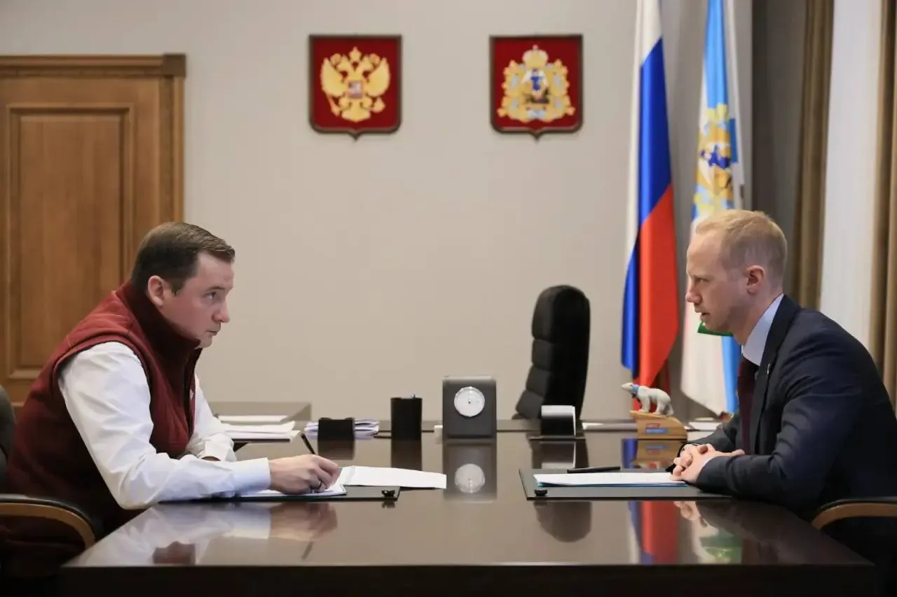 С руководителем Гострудинспекции в Архангельской области и НАО Алексеем Хоробровым обсудили итоги работы ведомства в 2025 году В центре внимания защита трудовых прав жителей борьба с нелегальной занятостью и снижение травматизма на производстве За прошлый год помощь получили почти 7 тысяч работников Предприятия погасили долги по выплатам зарплаты на 479 млн рублей Для этого работали и с крупными компаниями и с малым бизнесом через проверки предписания профилактику Благодаря совместной работе с налоговой и муниципалитетами 85 работодателей легализовали трудовые отношения с работниками в бюджет поступило более 130 млн рублей Есть и другие важные результаты производственный травматизм в 2025 году снизился на 21 8 удалось восстановить права 2 5 тысячи работников В планах на этот год продолжить борьбу с нелегальной занятостью усилить контроль за выплатой зарплат и соблюдением прав участников СВО а также развитие цифрового надзора через приложение Инспектор