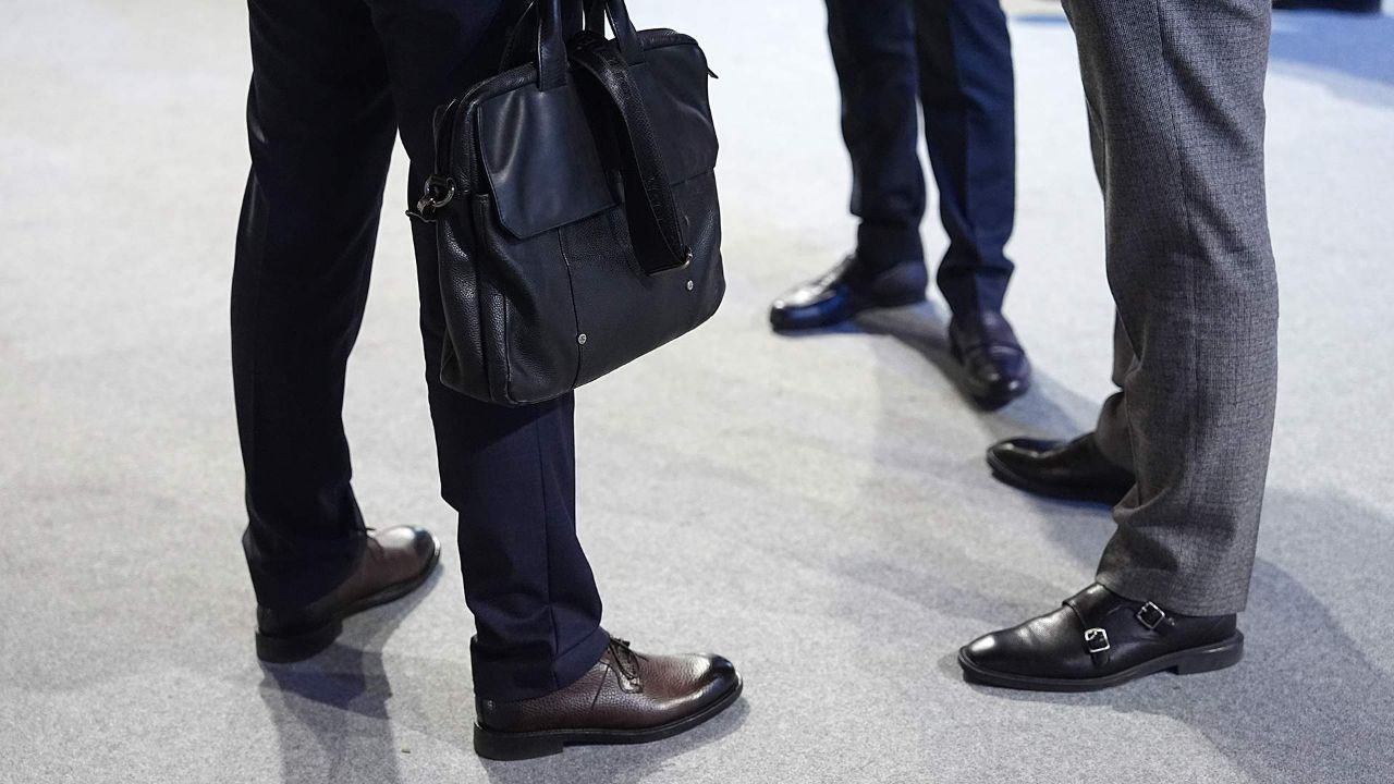 В России открылось минимальное количество компаний за 14 лет подсчитала FinExpertiza для Известий на основе данных ФНС Число новых юрлиц в прошлом году сократилось на 20 при этом закрываться организации стали заметно чаще Большинство фирм ликвидировали по решениям налоговых органов из за признаков фиктивности Остальные приостановили деятельность из за нехватки денег на банкротство несдачи отчетности и по инициативе владельцев Сильнее всего пострадали застройщики и розничная торговля Причины кроются в дорогих кредитах снижении спроса усилении фискальной нагрузки и ужесточении контроля