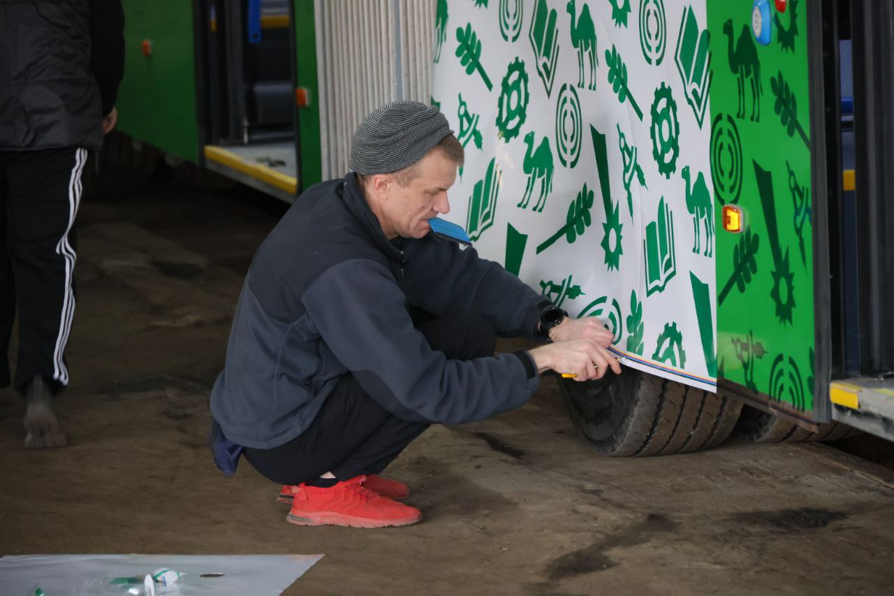 В 2025 году новые автобусы вышли на девять маршрутов Челябинской агломерации В Челябинской области подведены итоги мероприятий по обновлению пассажирского транспорта в 2025 году в рамках национального проекта Инфраструктура для жизни В течение года в регион было поставлено 101 автобус приобретаемый перевозчиками с помощью федеральной субсидии через систему льготного лизинга Обновление подвижного состава это системная работа направленная на повышение качества и надежности пассажирских перевозок Новая техника позволяет обеспечить стабильную работу маршрутов и повысить комфорт для жителей Челябинской области отметил первый заместитель министра дорожного хозяйства и транспорта Челябинской области Андрей Ксензов Новые автобусы соответствующие требованиям пассажиропотока оснащены кондиционерами видеонаблюдением медиаэкранами и Wi Fi Низкопольная конструкция обеспечивает доступность для маломобильных граждан а использование природного газа снижает экологическую нагрузку Весь транспорт оформлен в едином стиле Челябинской агломерации и уже перевез более 300 000 пассажиров eugenejut