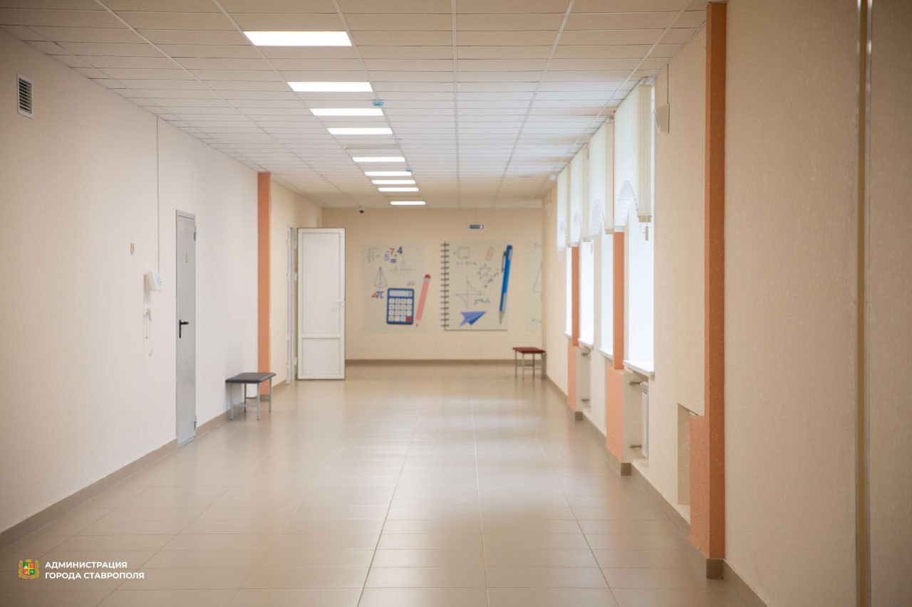 Школы Ставрополья готовы к приему детей 1 сентября Приемка школ к новому учебному года завершена, сообщил губернатор Владимир Владимиров. Глава края также обратил внимание на необходимость до осени обезопасить подъездные пути к образовательным учреждениям. Отметим, что только в школы краевой столицы пойдут 61,5 тыс. детей. Из них более 6 тыс. сядут за парты впервые, рассказали в городской мэрии. / Все наши каналы