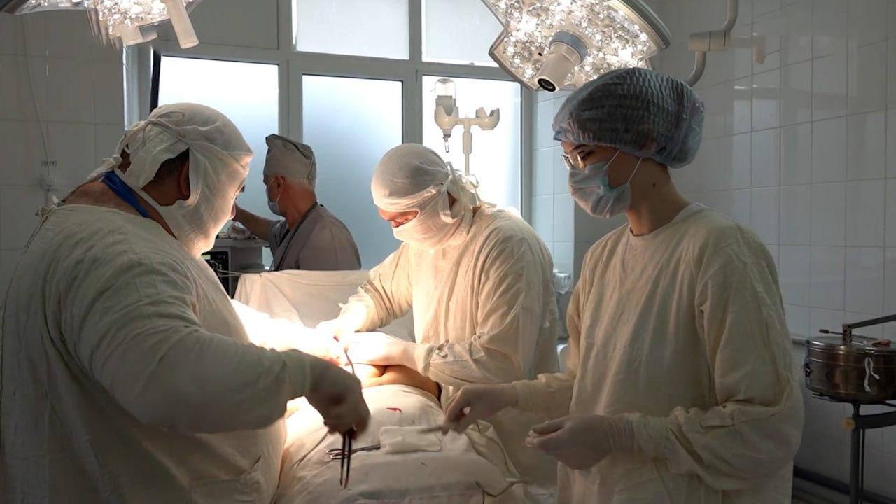 Спасена рука пациента с тяжелым ранением благодаря слаженной работе хирургической и реанимационной служб Херсонской Вчера из Каховки в Скадовскую центральную районную больницу был доставлен пациент с резаной раной правого плеча и повреждением плечевой артерии. На этапе первичной медицинской помощи в Каховке хирургами была проведена обработка раны, выявлено ранение сосуда. Однако из-за отсутствия технической возможности выполнить сосудистый шов, пациент экстренно направлен в Скадовскую ЦРБ. В Скадовской ЦРБ силами местной хирургической команды проведена сложная операция по восстановлению плечевой артерии. Благодаря профессионализму и слаженной работе врачей, конечность удалось спасти без привлечения сосудистых хирургов из других регионов. «Рука пациента сохранена исключительно усилиями местной хирургической службы», — отметил главный хирург Херсонской области, заведующий хирургическим отделением Скадовской ЦРБ Мнацаканян Ш.В.