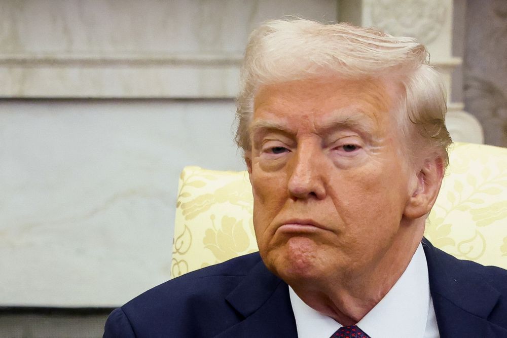 Президент США Дональд Трамп заявил, что не считает эффективным популярный препарат от диабета "Оземпик", который американцы часто применяют как средство от лишнего веса. По словам главы Белого дома, один из его друзей, имеющий избыточный вес, покупал это средство в Лондоне. "Укол для жирдяев, как я его называю. Я не думаю, что лекарство работает, если честно, но ему хотя бы на душе приятней", - сказал Трамп в интервью Fox News. Президент США признался, что пообещал товарищу не называть его имени, потому что тот боится огласки. Но добавил, что в столице Британии препарат стоил в 15 раз дешевле, чем в Америке. Фото: REUTERS