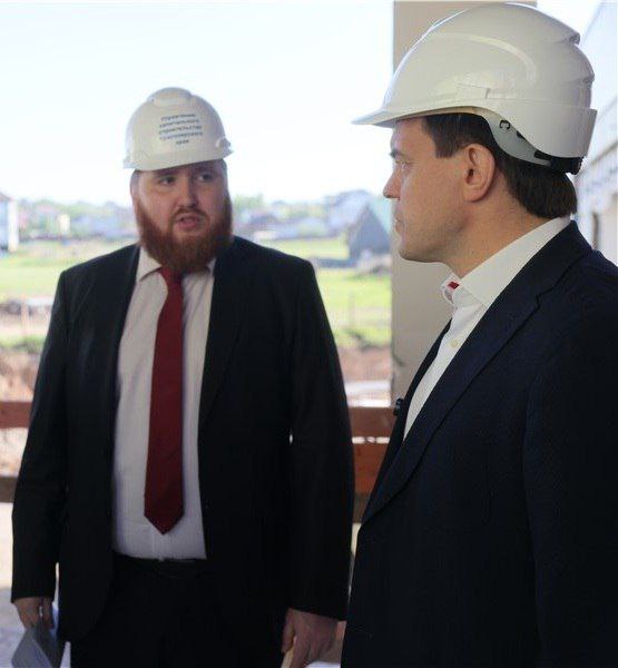 В Красноярске задержали начальника краевого управления капитального строительства Сергея Ветрова Источники сообщают что уголовное дело завели 16 декабря Ветрова якобы подозревают в превышении должностных полномочий По имеющейся информации претензии силовиков связаны со строительством жилья для сирот в Нижнем Ингаше Управление заключило контракт с группой компаний Новэкс в июне 2022 года За 77 8 миллиона рублей подрядчик обещал возвести дом на 20 квартир Компания получила под застройку землю готовый проект и аванс в размере 23 миллиона рублей Однако работы так и не завершили подвал здания затопило а стены пошли трещинами Сообщается что как руководитель УКС Сергей Ветров обязан был расторгнуть договор и забрать аванс но не стал этого делать Вместо этого управление передало строителям новый земельный участок и изменило проект на более простой Подробнее на Бабре красноярск kras 24