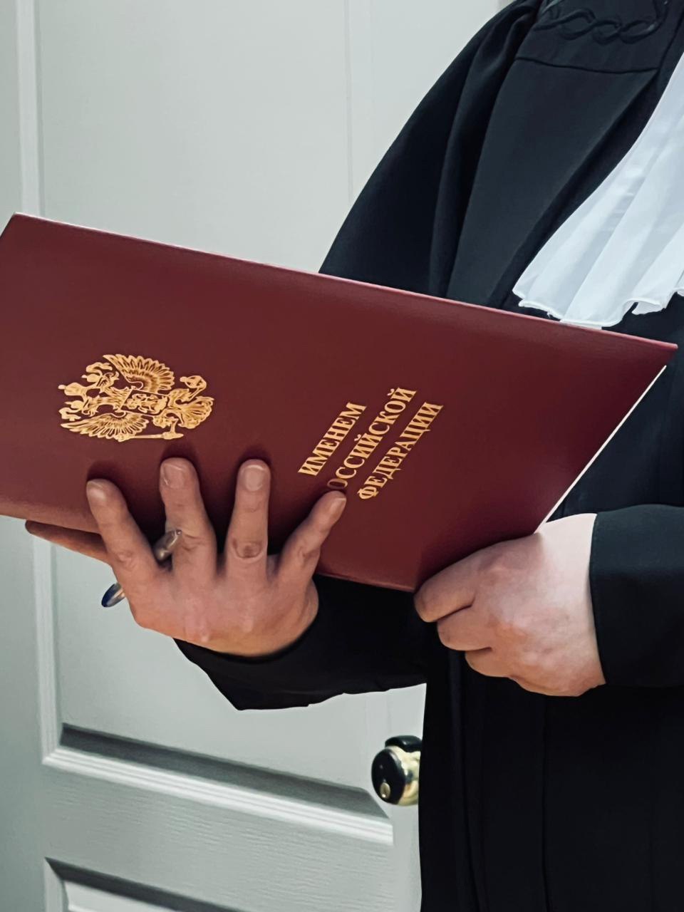 Суд отправил под стражу блогера Уланову Верх Исетский районный суд г Екатеринбурга рассмотрел ходатайство заместителя начальника СЧ ГСУ МВД России по Свердловской области об изменении Екатерине Улановой меры пресечения с домашнего ареста на заключение под стражу Поводом для обращения в суд послужило нарушение обвиняемой одного из ранее установленных судебных запретов Напомним органами предварительного расследования Екатерина Уланова обвиняется в совершении серии преступлений предусмотренных ч 4 ст 159 УК РФ и преступлении предусмотренном ч 2 ст 159 УК РФ Судом ей была избрана мера пресечения в виде домашнего ареста с установлением ряда запретов в том числе на пользование Интернетом Суд счел доводы следователя обоснованными и удовлетворил ходатайство Суд изменил меру пресечения Екатерине Улановой на заключение под стражу на срок по 1 декабря 2025 года Обвиняемая взята под стражу в зале суда Постановление суда не вступило в законную силу и может быть обжаловано сторонами в течение 3 суток Верх Исетский районный суд Екатеринбурга мера пресечения