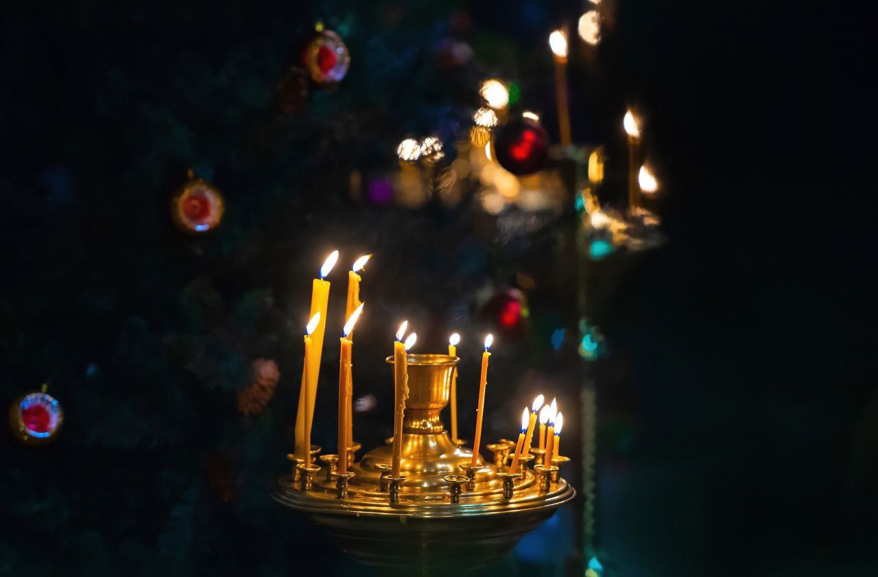 В храмах Томской епархии будут совершены новогодние молебны В последние дни декабря в храмах Томска и области будут совершены особые богослужения новогодние молебны В основе молебна на новолетие благодарение Господа за уходящий год и молитва о спокойствии и благоденствии в наступающем новом году Богослужение в последний день года 31 декабря в Богоявленском кафедральном соборе возглавит митрополит Томский и Асиновский Ростислав Начало в 19 00 28 декабря в 11 00 по окончании Божественной литургии новогодний молебен будет совершен в храме свт Николая Чудотворца при ТКПБ п Сосновый бор 1 января в 18 00 прихожан приглашают на молебен в храм апостола Иоанна Богослова Академгородок пр Академический 9 а в 18 30 в храм Новомучеников и исповедников Церкви Русской пр Мира 1И 31 декабря поблагодарить Господа за уходящий год и попросить помощи на год грядущий можно будет во многих храмах Томской епархии 10 00 храм Рождества Христова с Новорождественское 12 00 храм святителя Николая с Зырянское 14 00 храм иконы Божией Матери Одигитрия Смоленская с Мельниково 13 00 храм Архистратига Божия Михаила с Турунтаево 15 00 храм св равноапп Мефодия и Кирилла ул Сергея Лазо 5 2 17 00 храм в честь иконы Божией Матери Державная д Кисловка 17 00 храм Входа Господня в Иерусалим мкр н Северный парк 17 00 храм мц Татианы Римской мкр н Левобережный 17 30 Богородице Алексиевский монастырь ул Крылова 12 1 18 00 Петропавловский собор ул Алтайская 47 18 00 Воскресенский храм ул Октябрьский взвоз 10 18 00 храм св Александра Невского ул Герцена 3 18 00 храм иконы Божией Знамение Абалакская ул Войкова 16 18 00 храм прп Сергия Радонежского ул Трудовая 20 18 00 храм свт Феодосия Черниговского ул Студгородок 4 18 00 храм святой праведной Анны ул Клюева 27 18 00 храм в честь иконы Божией Матери Прибавление ума с Тимирязевское 18 00 храм Владимирской иконы Божией Матери г Северск 18 15 Свято Троицкий храм ул Октябрьская 43 а также 14 января в 9 45