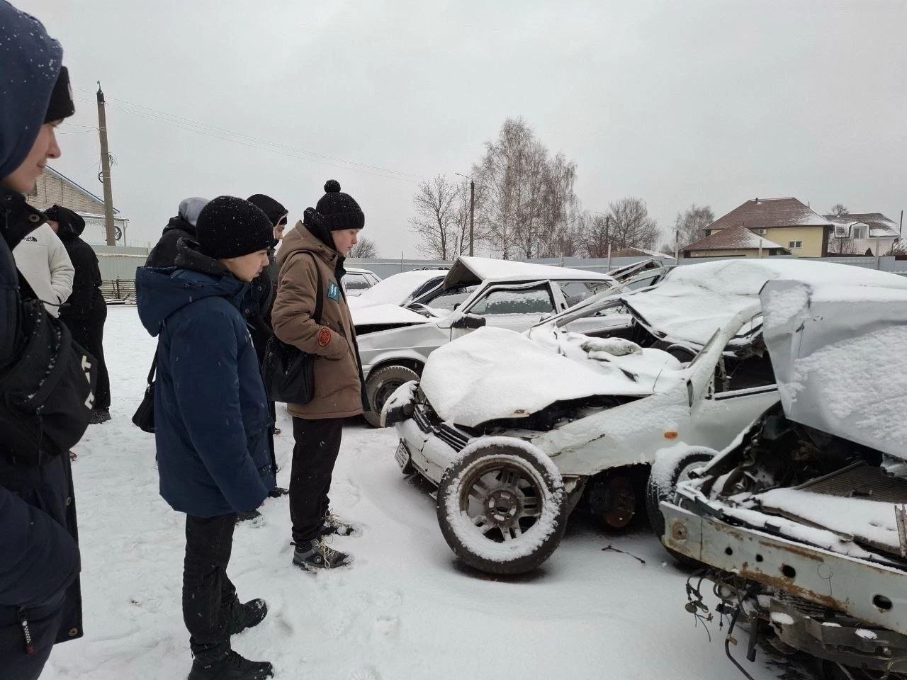 Молодых слобожан сводили на выставку разбитых в ДТП автомобилей  Участниками экскурсии стали студенты, которые планируют получить водительское удостоверение или уже водят машину. Ребятам показали, к чему приводят нарушения ПДД: превышение скоростного режима, выезд на полосу встречного движения и нетрезвое вождение.  Госавтоинспекторы рассказали истории каждого "экспоната", объяснив, где ошибся водитель и как избежать трагедии.  Читать Pro Город •