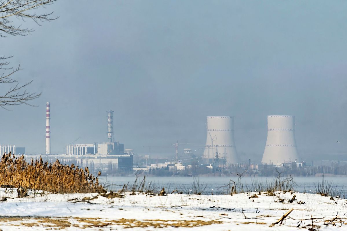 Курская получила лицензию Ростехнадзора на размещение ядерной установки энергоблока № 3 второй очереди  «Мы обосновали и доказали, что размещение энергоблока № 3 с реактором ВВЭР-ТОИ соответствует российским нормам и правилам в области использования атомной энергии. В проекте детально проработаны все аспекты обеспечения безопасности. Они решаются на новом, более высоком техническом и технологическом уровне, с возросшими степенями безопасности и эффективности», – отметил директор Курской АЭС Александр Увакин.  «Наличие лицензии на размещение позволяет приступить к работам подготовительного периода строительства. В ближайшее время специалисты приступят к планированию на территории площадки, на которой будут размещены новые энергоблоки Курской АЭС-2», – подчеркнул советник президента АСЭ  Инжиниринговый дивизион «Росатома»  Александр Хазин.    Подписывайтесь на «Росатом»   Оставляйте «бусты» #новость #КурскаяАЭС #АСЭ