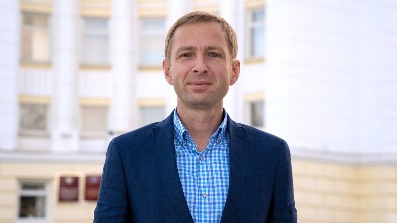 Сроки этапа cобеседования программы «СВОи Герои49» продлены до 31 мая 2025 года Такое решение связано с нахождением некоторых участников программы на линии боевого соприкосновения в настоящее время и, как следствие, невозможностью доступа к сети «Интернет». Информация о продлении третьего этапа будет обновлена и отразится в личных кабинетах участников проекта. «Продление не повлечет изменения сроков последующих этапов отбора, до 17 июня, как и планировалось ранее, будут утверждены итоговые списки участников проекта. Образовательный блок программы будет запущен в установленный срок», — отметил заместитель председателя Правительства Магаданской области, председатель общественного cовета программы «СВОи Герои49» Максим Бродкин. Как отметили в главном управлении государственной службы и кадров, кураторами проекта в случае возникновения такой необходимости, с учетом условий несения службы действующими участниками СВО, предусмотрена возможность решения вопроса о назначении собеседования в индивидуальном порядке в сроки, отличные от регламентированных для этапа cобеседования. Сайт проекта: