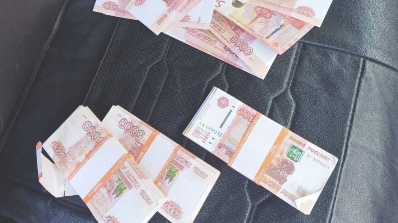 Директора образовательного учреждения и ее супруга задержали за получение взятки Подозреваемые через посредника получили 4 9 млн рублей от общей суммы взятки за беспрепятственную приемку капитального ремонта в образовательном учреждении Директору и ее супругу избрана мера пресечения в виде заключения под стражу Прочитать статью полностью Подписаться на DVHAB   Написать в DVHAB