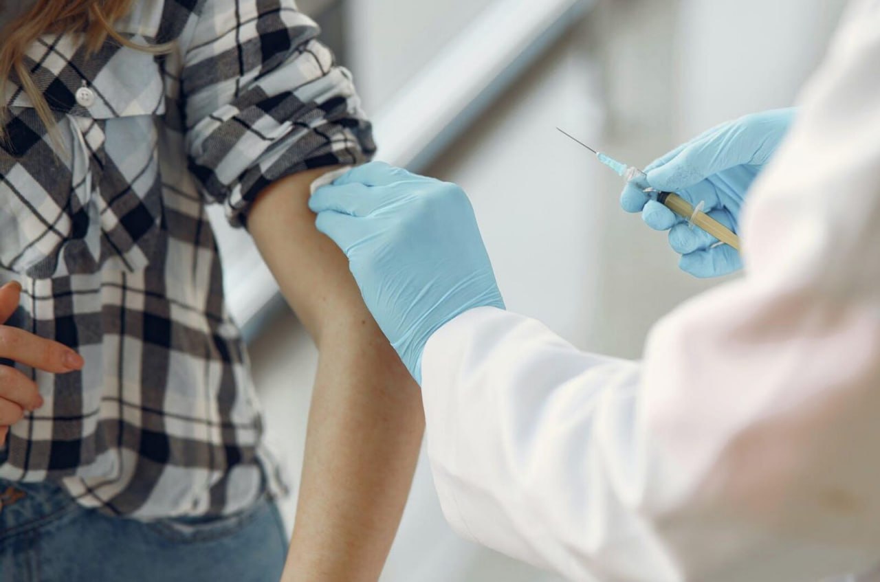 В России предложили расширить список бесплатных прививок В Госдуме заявили о необходимости включения отечественной вакцины против менингококковой инфекции в национальный календарь профилактических прививок Это позволит гражданам получить доступ к бесплатной вакцинации что критически важно для защиты здоровья населения от этого опасного заболевания На данный момент клинические испытания данного препарата успешно завершены теперь идет наращивание производственных мощностей Глава комитета Госдумы по охране здоровья Сергей Леонов отметил что при достижении необходимого объема выпуска вакцина может быть включена в национальный календарь уже в 2027 году Подписаться на truekpru Читать нас в MAX