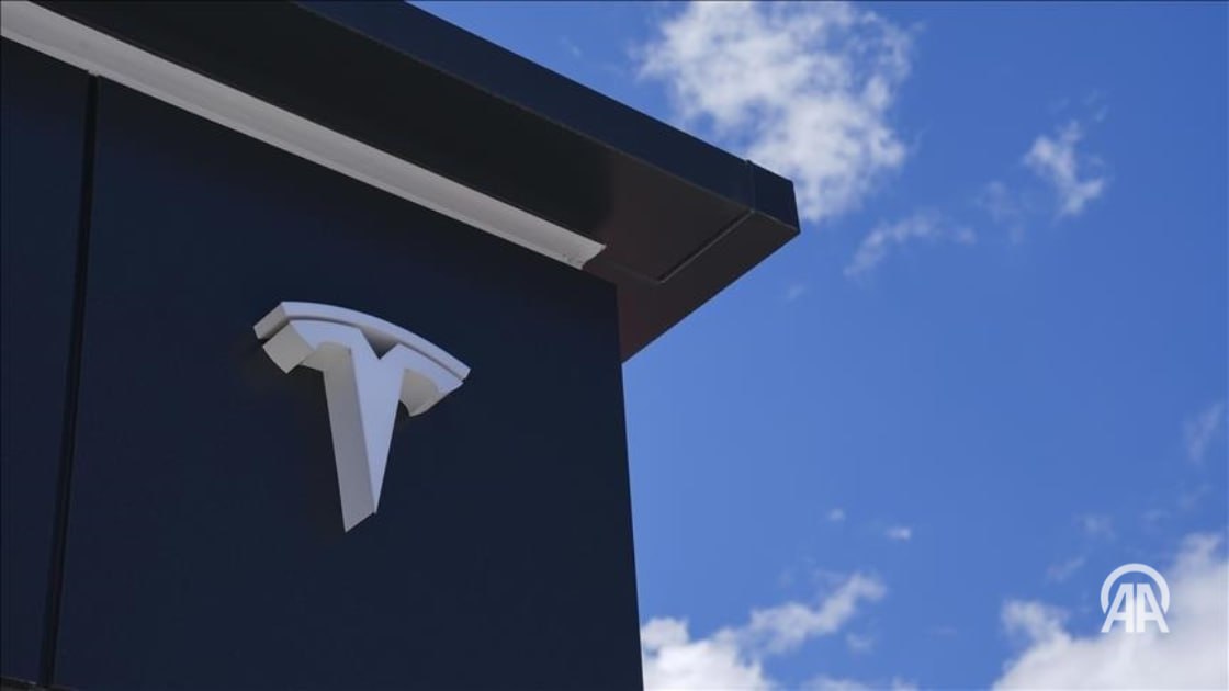 Tesla готовит запуск сервиса роботакси Американский миллиардер и владелец компаний Tesla и SpaceX Илон Маск объявил о планах запуска сервиса беспилотных такси роботакси 22 июня. Об этом он сообщил в социальной сети X. По словам Маска, первые тестовые поездки на электромобилях без водителя могут стартовать в Остине, штат Техас. «Мы подходим к вопросам безопасности с предельной осторожностью, поэтому дата запуска может быть скорректирована», — отметил он. ↘ Подробнее на нашем сайте: v.aa.com.tr/3594041 24/7 в сутки с Агентством «Анадолу»