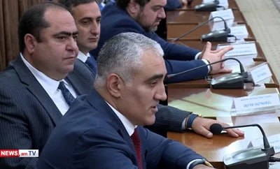 Главы административных районов, являющиеся представителями мэра Еревана в данном административном районе, обязаны проявлять сдержанность в любых жизненных ситуациях. Об этом заявил мэр Еревана в ходе рабочего совещания в мэрии Еревана, комментируя инцидент в префектуре Нор Норка с участием главы упомянутого столичного района Тиграна Тер-Маргаряна. При этом Авинян заявил, что не собирается брать на себя роль судьи. “Есть уголовное дело”, - указал он. В свою очередь глава ереванского района Нор Норк принес извинения. “Сцена была не из приятных, и я считаю, что я как глава административного района не должен был поддаваться на провокацию и должен был проявить максимальную сдержанность. Я сожалею по поводу произошедшего. Я приношу свои извинения Вам, господин мэр, и перед нашим обществом”, — заявил он. Напомним, 30 апреля префектуре столичного района Нор Норк произошла драка. Сотрудники администрации при участии главы района применили силу в отношении активиста Артура Чахояна. Глава района Нор Норк предъявлено обвинение, но его полномочия не приостановлены. ФактИнфо