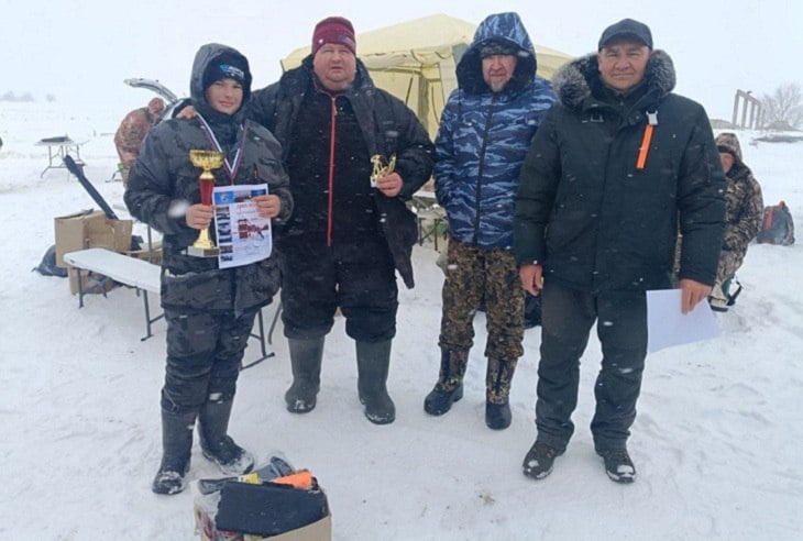 Под Волгоградом назвали победителей «Серебряной мормышки»  В Кумылженском районе Волгоградской области прошел VI открытый фестиваль детского рыболовного клуба «Щука»  по ловле рыбы со льда «Серебряная мормышка». Как сообщает ИА «Высота 102», об этом мероприятии, которое состоялось накануне, 15 февраля, на Никитинском пруду, рассказал глава района Валерий Денисов.   Так как фестиваль был открытым, в Кумылженский район приехали и взрослые рыбаки, в том числе из Михайловки и Волгограда. Всего зарегистрировались 45 участников. Подробнее