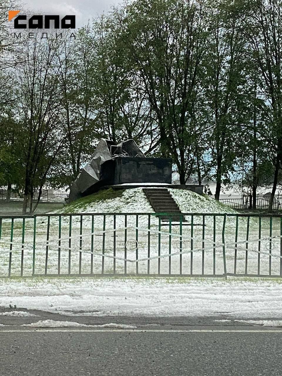 Памятник Коста Хетагурову упал с постамента в селении Коста Предварительно, причиной стал шквалистый ветер, повредивший основание скульптуры. Сейчас в администрации оценивают ущерб. По информации «Сапы», в селе также произошло аварийное отключение электричества, а на одной из улиц упавшее дерево повредило газовую трубу.