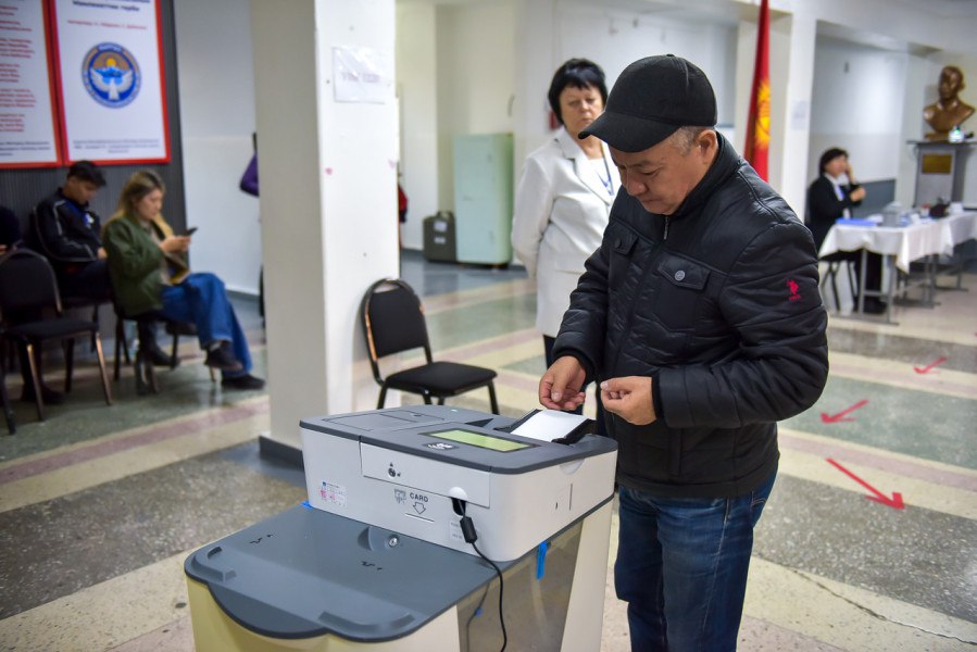 В Кыргызстане предложили штрафовать за неявку на выборы Депутат Жогорку Кенеша парламента прим редакции Кыргызстана Марлен Маматалиев разработал законопроект вводящий ответственность для граждан за неучастие в выборах Инициатива предлагает систему штрафов и ограничений для повышения явки которая по мнению автора остается низкой Низкая явка актуальная проблема избирательного процесса в нашей стране подчеркнул парламентарий Так согласно проекту за первую неявку избиратель получит официальное предупреждение от ЦИК за вторую штраф а за третью запрет на работу на госслужбе и выдвижение своей кандидатуры на выборах сроком до пяти лет Южная служба новостей