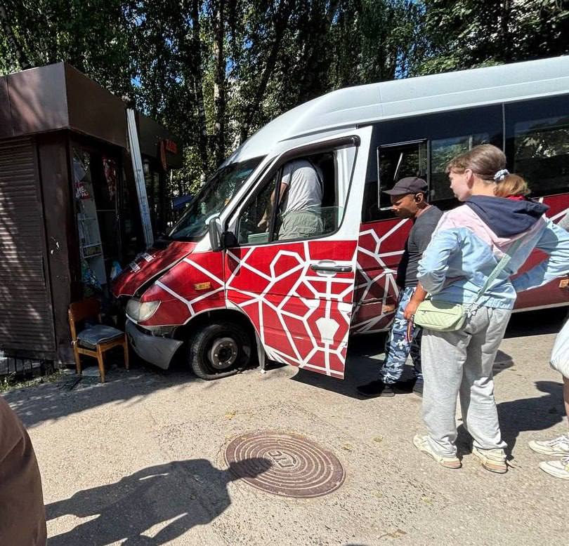 Автобус 7Т врезался в хлебный павильон в Закамске  Уточняем подробности.  UPD: Водитель автобуса пытался избежать столкновения с другим транспортным средством, в результате чего не справился с управлением и допустил столкновение с торговым павильоном. Пострадали два пассажира, а также сотрудник торгового павильона. Все они доставлены в медицинские учреждения для оказания необходимой помощи, рассказали URA.RU в дептрансе Перми.    : Properm.ru  Подписаться       Дать «буст»