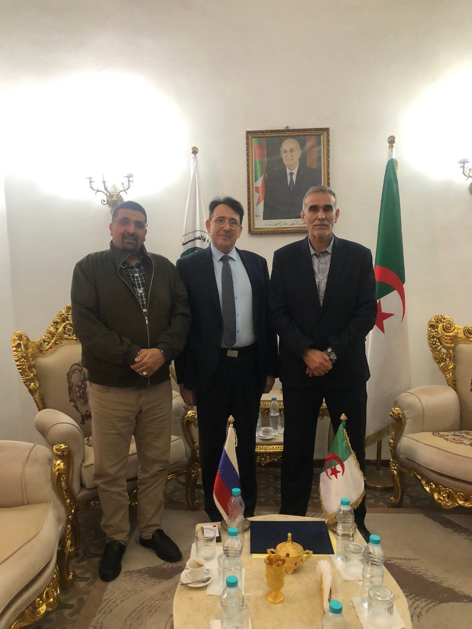 Торговый представитель России в Алжире А Ю Шатилов провёл рабочую встречу с президентом Торгово промышленной палаты Алжира Т Шебабом Стороны обсудили направления сотрудничества между алжирскими и российскими компаниями на ближайшую перспективу в том числе в контексте предстоящих визитов делегаций российских регионов в Алжир В частности была рассмотрена программа ближайшего визита делегации Краснодарского края Были подведены итоги деловых мероприятий состоявшихся в последние месяцы а также намечены дальнейшие шаги по развитию взаимодействия между деловыми кругами двух стран 19 октября 2025 года Тайеб Шебаб был официально назначен новым президентом Торгово промышленной палаты Алжира CACI сменив на этом посту Камаля Хаммани Ранее в 2022 году Т Шебаб уже занимал должность президента ТПП Подписаться на канал Торгпредства России в Алжире Подписаться на канал Торгпред Официальный сайт Торгпредства России в Алжире