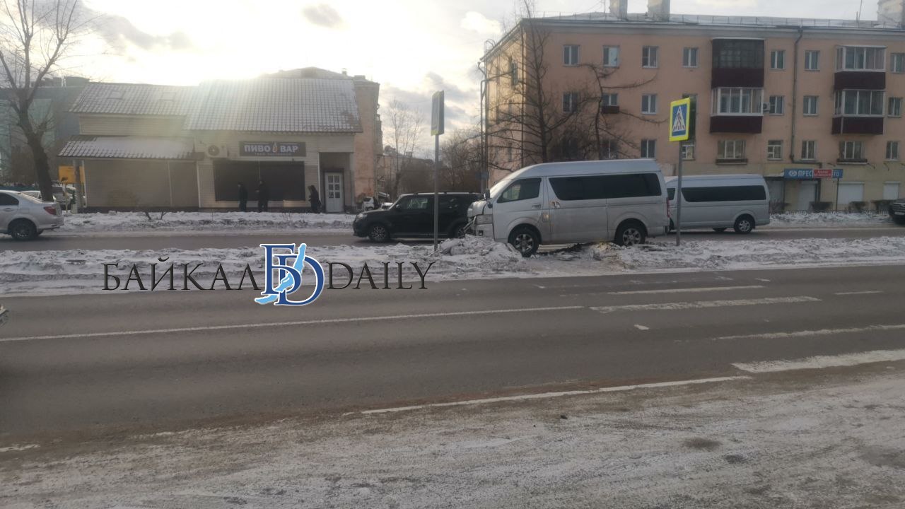 Нам пишут На улице Борсоева сбили пешехода На месте скорая и сотрудники ГИБДД Одна машина стала пропускать пешехода а затем в него влетела другая машина рассказал Байкал Daily очевидец