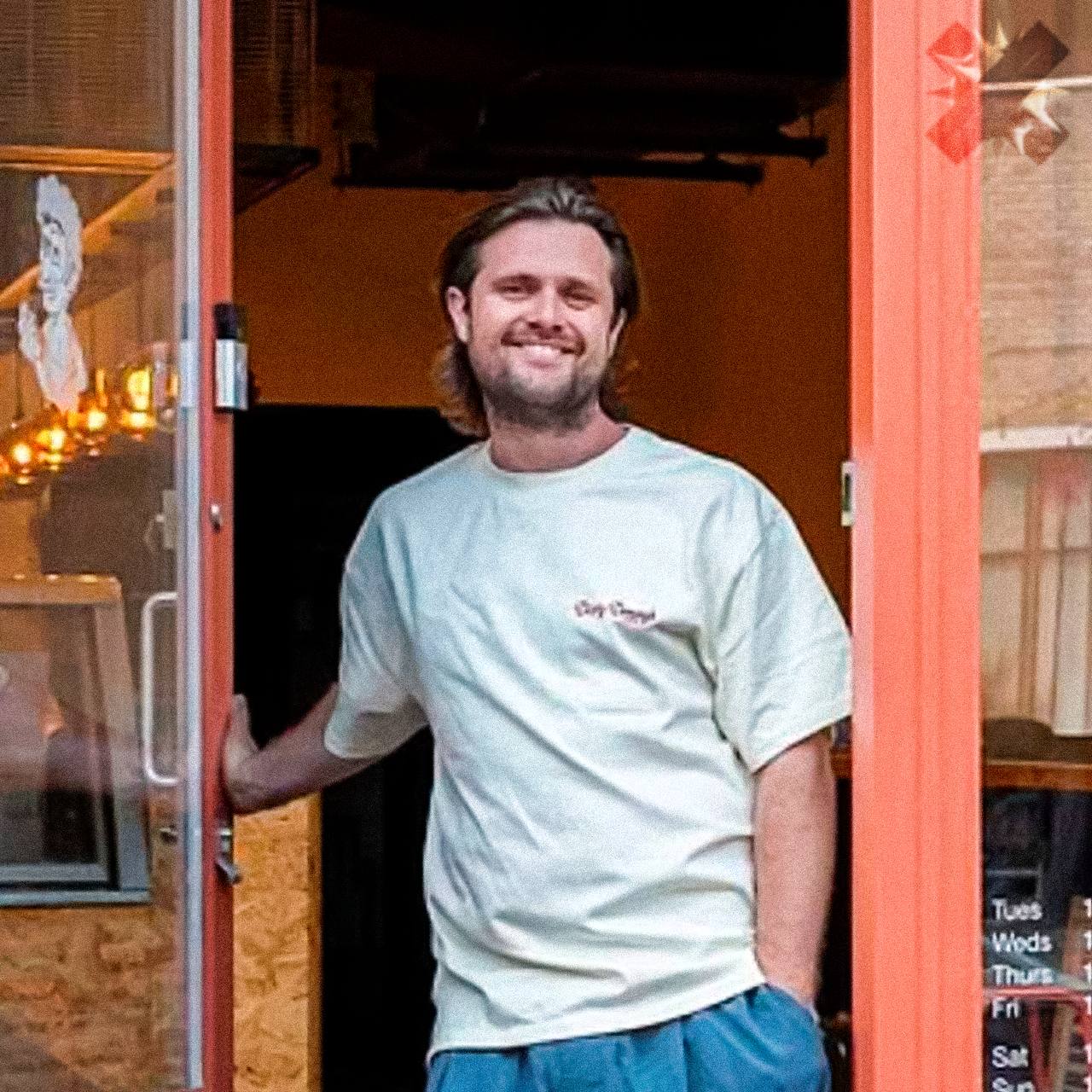 Британца заставили закрыть кебабную из за того что он белый Житель Лондона продавал кебабы чем разозлил местных жителей по их словам белому мужчине не положено готовить кебабы в районе с турецкой общиной Под давлением и критикой он извинился и переименовал заведение жаль мужика от души ведь готовил база Лондона НМШ