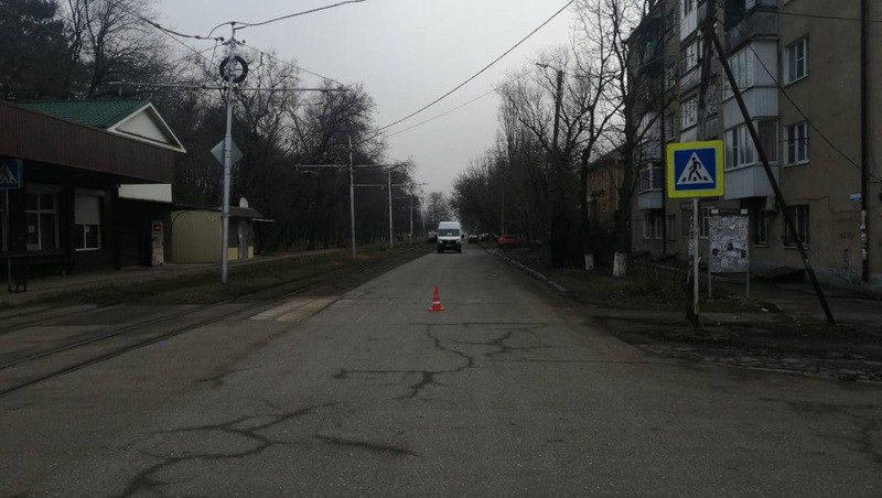 Водитель сбил пешехода и уехал с места ДТП в Пятигорске  На улице Федеральной неизвестный наехал на пешехода, который переходил дорогу по «зебре». Водитель скрылся с места происшествия и не оказал помощи пострадавшему. 20-летний пятигорчанин обратился в медучреждение города, ему назначили амбулаторное лечение.  Водителя разыскивают. За оставление места ДТП ему грозит лишение прав и административный арест.  Фото: Госавтоинспекция Ставрополья