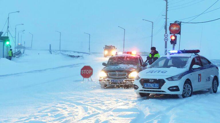 Госавтоинспекция призвала водителей учитывать зимние условия в поездках    С наступлением зимы и ухудшением погодных условий водители должны усилить бдительность во время движения, независимо от типа автодороги, по которой проложен маршрут поездки, сообщает Госавтоинспекция МВД России.   Водитель в условиях непогоды должен учитывать дорожную обстановку, прогноз погоды, узнать о том, насколько в данный момент интенсивно движение на том участке, который в скором времени ему предстоит преодолеть. Оптимальный вариант – проложить маршрут в конечную точку пути, обратить внимание на сообщения об ограничениях, вплоть до перекрытий автодорог, которые могут быть предприняты с связи со снегопадом или иным неблагоприятным погодным сценарием, – порекомендовал заместитель начальника отдела пропаганды Госавтоинспекции МВД России Антон Белан.    В ведомстве напомнили взрослым и несовершеннолетним пешеходам о необходимости использования световозвращающих элементов в темное время суток, что является особенно актуальным в зимний период, а также о строгом соблюдении норм и правил безопасности при переходе проезжей части.   В условиях непогоды инспекторы ДПС ориентированы на оказание помощи участникам дорожного движения на загородных трассах. В случае возникновения сложной ситуации на дорогах участники дорожного движения могут круглосуточно обращаться за помощью к сотрудникам Госавтоинспекции.  Подробнее читайте в материале РИА Новости.