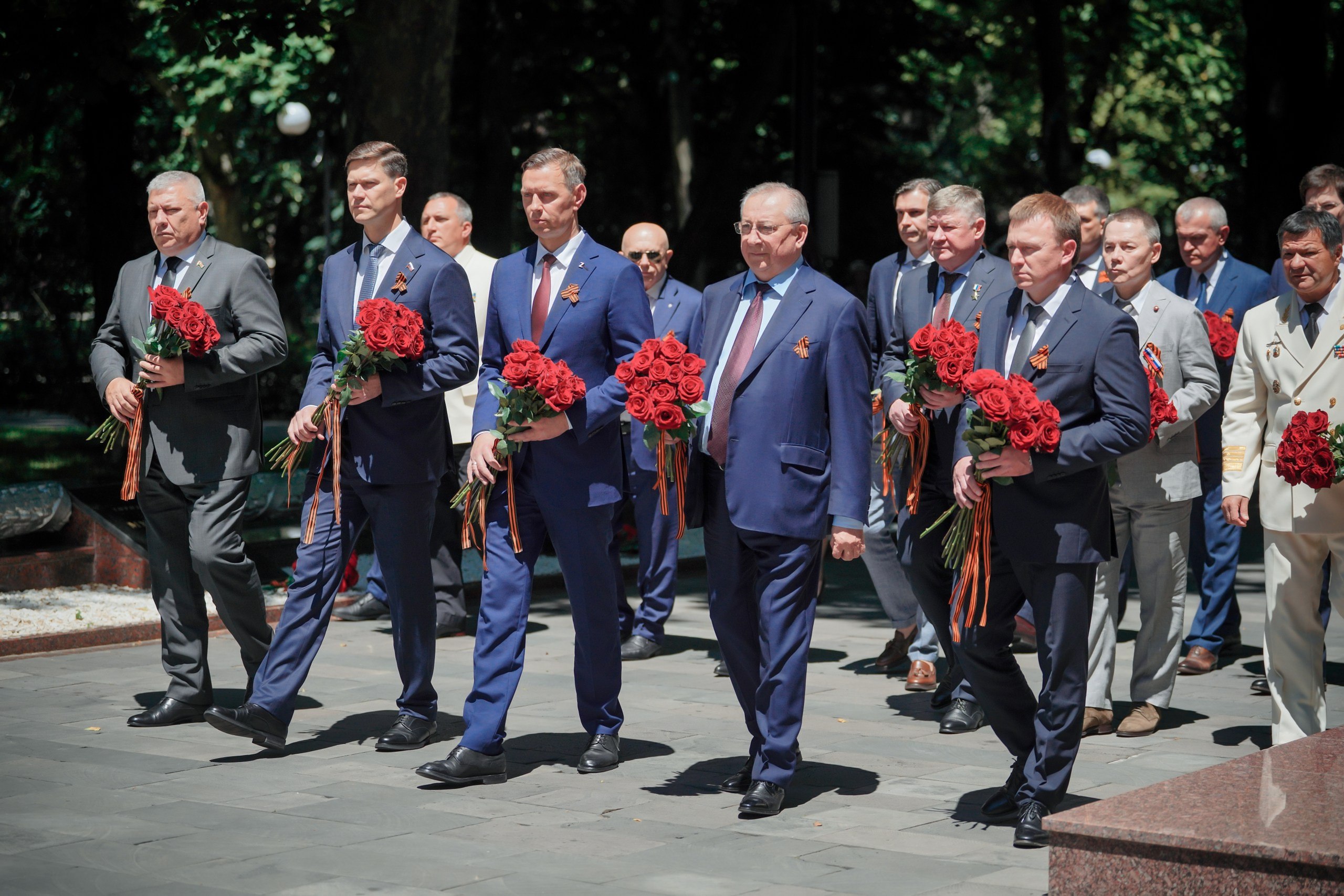 Группа НМТП VK В Новороссийске отпраздновали 180-летие со дня основания Новороссийского морского торгового порта НМТП , ключевым акционером которого является компания «Транснефть». В торжественных мероприятиях приняли участие президент ПАО «Транснефть» Николай Токарев, вице-губернатор Краснодарского края Евгений Пергун и генеральный директор ПАО «НМТП» Сергей Киреев. В честь 80-летия Победы в Великой Отечественной войне они возложили цветы на братскую могилу у мемориала «Огонь вечной Славы», почтив память героев, а также приняли участие в церемонии награждения работников НМТП, которое состоялось в Городском театре Новороссийска