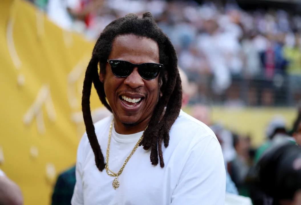Рэпер и предприниматель Jay Z признан самым богатым музыкантом в мире по версии Forbes Его состояние достигло 2 6 млрд что более чем на миллиард превышает показатель ближайшей преследовательницы Тейлор Свифт