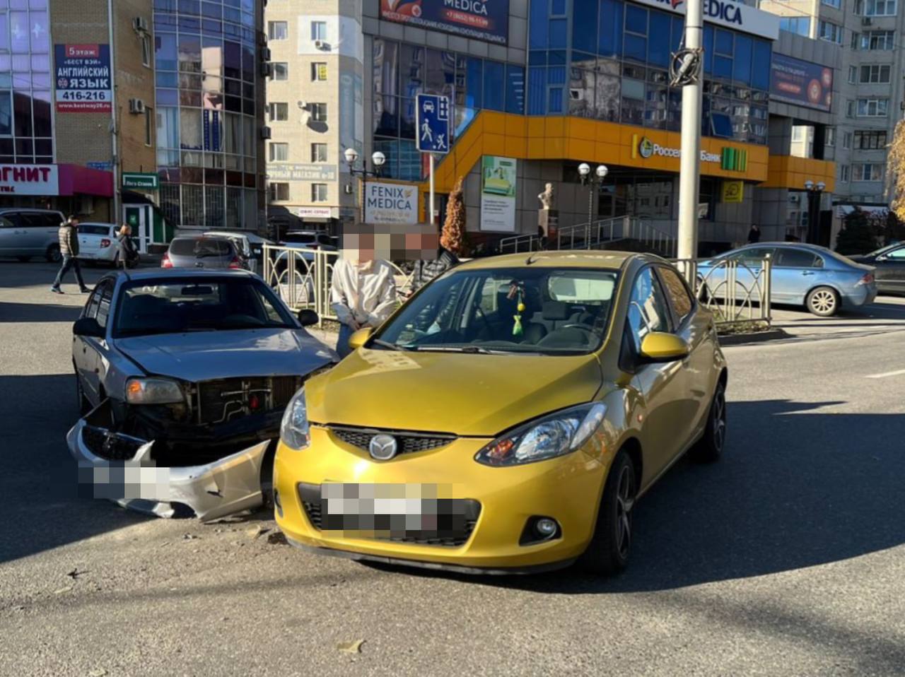 В Ставрополе начинающий водитель спровоцировал ДТП, пострадали 2 участника   По предварительным данным, 18 ноября примерно в 11 часов на одной из улиц краевой столицы водитель легкового автомобиля Акцент, выезжая с прилегающей территории, не убедился в безопасности маневра левого поворота, не предоставил преимущество в движении водителю автомобиля Мазда.    В результате автоаварии 40-летняя водитель и 72-летняя пассажир, местные жители, доставлены с травмами в городскую больницу.    ‍ Установлено, что 20-летний водитель автомобиля Акцент имеет водительский стаж  менее 1 года, за это время к административной ответственности не привлекался.    По факту автоаварии проводится проверка. Детальные обстоятельства уточняются.