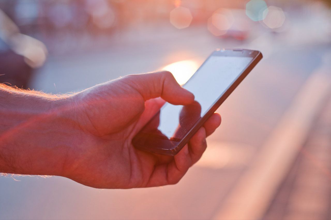 Россиян предупредили о штрафах за мат в интернете Использование нецензурной брани в интернете влечет за собой административную ответственность сообщил РИА Новости член Омского регионального отделения Ассоциации юристов России Дмитрий Макаров Использование в интернете ненормативной лексики оскорбляющей человеческое достоинство и общественную нравственность а также выражающей неуважение к обществу или государству влечет за собой административную ответственность по части 3 статьи 20 1 КоАП РФ Мелкое хулиганство сказал юрист Россиянам в таком случае грозит штраф в размере от 30 до 100 тысяч рублей При повторных нарушениях сумма штрафа может достигать 300 тыс рублей Фото Freepik   Подпишитесь на ivbg ru Ivbg в Max