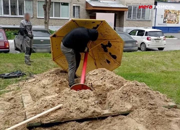 В Тюмени мальчику отрезало палец на детской площадке — прокуратура начала проверку Трагедия произошла на улице Ершова, 30: 9-летний мальчик лишился фаланги пальца во время игры. Чтобы спасти отросток, его пришили к животу. Родители требуют ответов — под угрозой безопасность всех детей. Прокуратура проверяет УК «На Пражской», от которой потребовали демонтировать опасный элемент площадки, пишет "МегаТюмень".