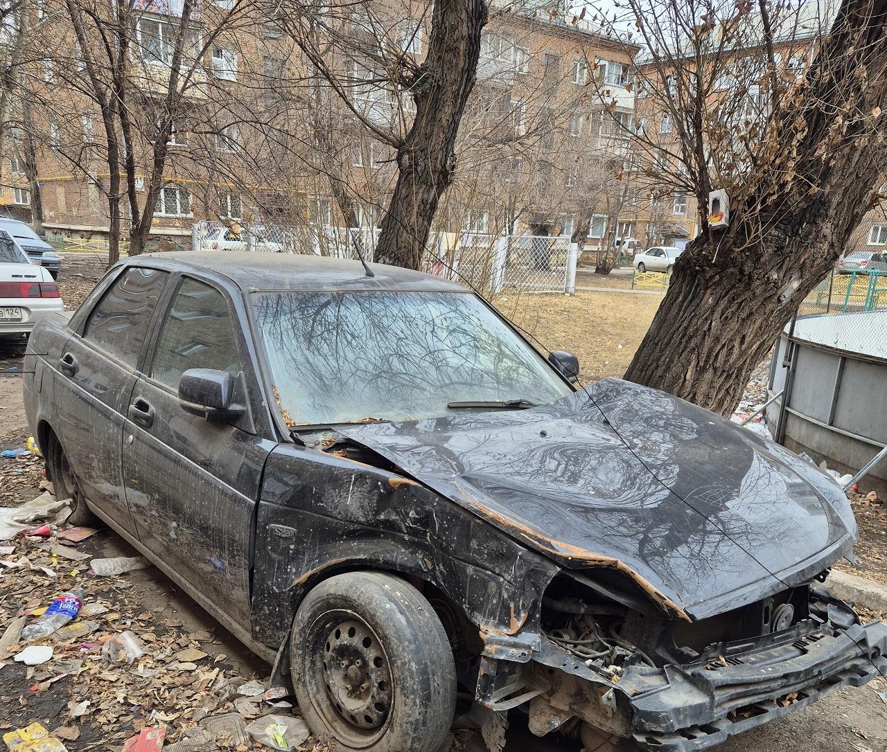 В Красноярске вывезли почти 400 брошенных автомобилей Статистикой поделился глава города Владислав Логинов. Напомним, документ об эвакуации брошенных машин приняли весной 2024 года. Благодаря нововведению, за прошедший год было вывезено 400 машин. Чаще всего под вывоз попадали битые и сломанные автомобили, которые захламляли улицы города и парковки во дворах. Если вы знаете о подобных авто, то необходимо обратиться в администрацию района где находится автомобиль и прислать материалы: фото, госномер авто если имеется и свои контакты. Сделать это можно через ПОС и Госуслуги. ____ Оставить обращение