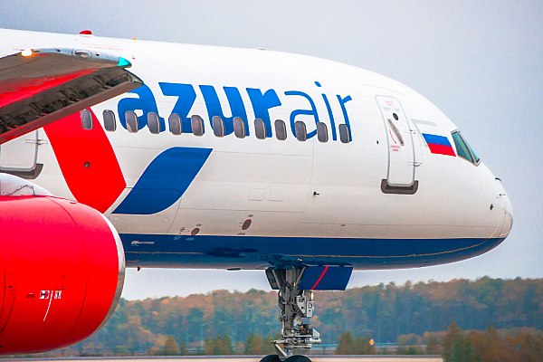 Azur Air рекомендует пассажирам рейсов из аэропорта Внуково заранее распечатывать проездные документы Пассажирам авиарейсов, вылетающих из аэропорта Внуково 8–12 мая, следует заранее распечатывать проездные документы, заявили в авиакомпании Azur Air. Об этом пишет Агентство городских новостей «Москва». «Обращаем внимание пассажиров и гостей аэропорта Внуково. В период с 8 по 12 мая 2025 в аэропорту будут действовать дополнительные меры безопасности. Чтобы ваш вылет прошел комфортно, просим учесть несколько важных моментов: вход в терминал будет возможен только для пассажиров при предъявлении распечатанной маршрут-квитанции или посадочного талона и документа, удостоверяющего личность. Распечатать перевозочные документы необходимо заранее, до прибытия в аэропорт», – говорится в сообщении в Telegram-канале авиаперевозчика. Отмечается, что встречающие и провожающие пройти в здание аэровокзала в указанные дни не смогут. aviaru.net/n283268