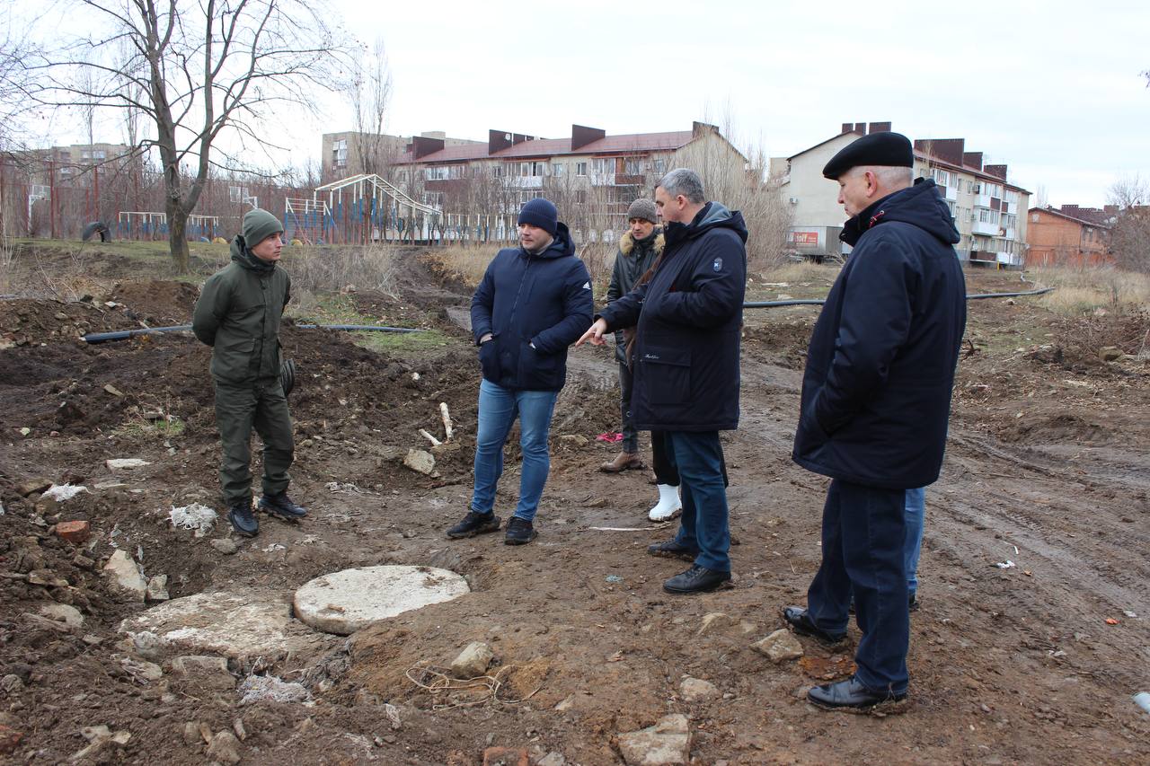 Школу №35 в Шахтах затопило нечистотами. На жалобы руководства школы в соцсетях отреагировал врио министра ЖКХ Ростовской области Сергей Орлов и выехал на место лично.   После осмотра выяснилось, что недалеко от школы, в поселке ХБК, образовался дефект в коллекторе, из-за чего и произошла коммунальная авария.   Неполадку уже устраняют — но это потребует времени: Орлов написал у себя в канале, что работы закончат до 12 января, чтобы не доставлять детям дискомфорта при обучении.         RostovGazeta