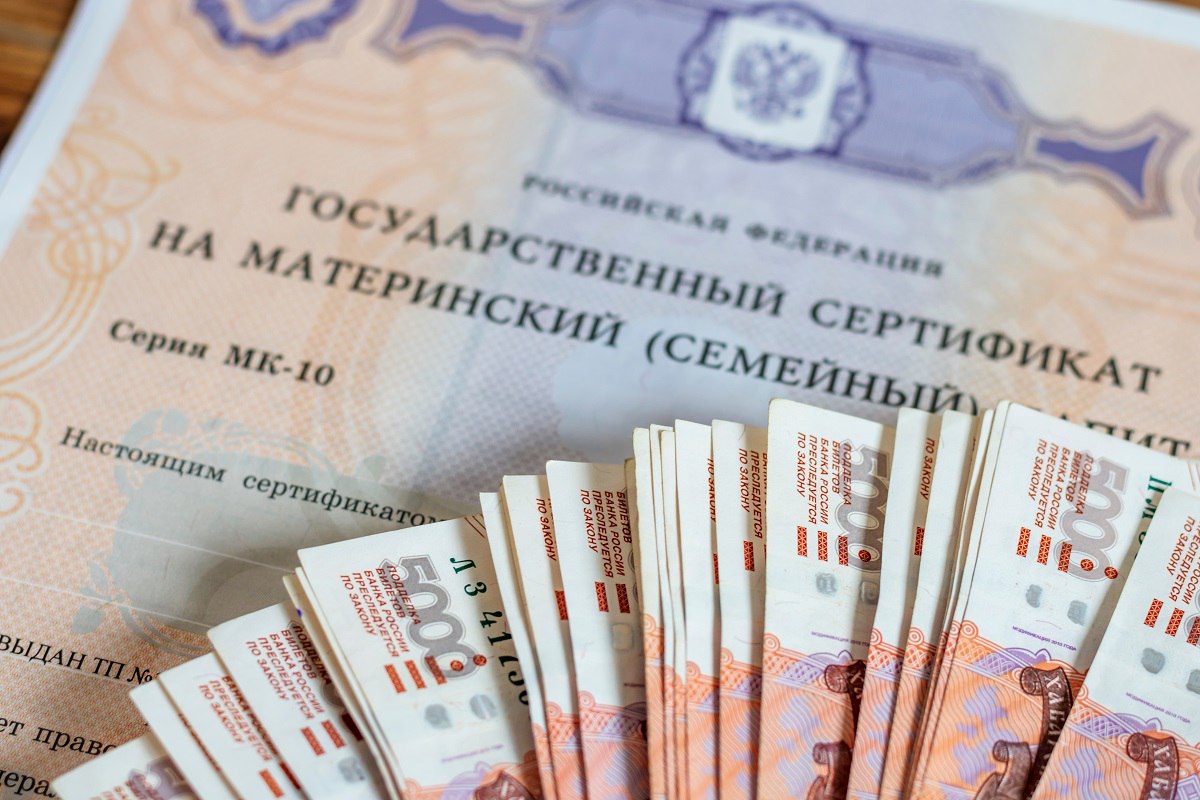 Соцфонд назвал главные нововведения 2026 года Социальный фонд России перечислил как будут проиндексированы пенсии и пособия на детей 1 Индексация страховых пенсий В январе Социальный фонд проиндексирует страховые пенсии россиян на 7 6 что выше уровня инфляции В результате индексации средний размер страховой пенсии по старости увеличится на 1 9 тыс рублей и составит 27 тыс рублей Всего повышение коснется 38 млн человек Для каждого пенсионера индексация индивидуальна и зависит от размера получаемых выплат 2 Индексация будущей пенсии работающих россиян Одновременно с выплатами действующим пенсионерам в январе также индексируются будущие пенсии работающих россиян Это происходит через увеличение на 7 6 стоимости пенсионного коэффициента и фиксированной выплаты из которых складывается страховая пенсия 3 Повышение детских пособий В январе будет повышен прожиточный минимум влияющий на размер многих пособий в России Единое пособие на детей до 17 лет составит в среднем по России 9 2 тыс 13 8 тыс или 18 4 тыс рублей в месяц Единое пособие для беременных женщин с 1 января в среднем по России составит 10 3 тыс 15 5 тыс или 20 6 тыс рублей Выплаты в новых размерах семьи получат в начале февраля поскольку единое пособие перечисляется в каждом новом месяце за предыдущий Указанные суммы эквиваленты 50 75 и 100 федерального прожиточного минимума на ребенка в следующем году Сумма пособия назначается в зависимости от уровня доходов семьи чем он меньше тем больше размер предоставляемой выплаты Ежемесячное пособие по уходу на ребенка до 1 5 лет Максимальный размер пособия по уходу за ребенком до 1 5 лет вырастет до 83 021 18 рубля Единовременное пособие при рождении или усыновлении ребенка Максимальное пособие по беременности и родам увеличится до 955 836 рублей Конкретная сумма страховых выплат зависит от размера зарплаты получателя 4 Индексация материнского капитала 1 февраля Социальный фонд проиндексирует материнский капитал по фактической инфляции которую Росстат определит в январе Индексация положена не только семьям которые пока не воспользовались материнским капиталом но и семьям которые уже частично потратили средства Остаток средств маткапитала сохраненный на сертификате также вырастет Узнать сумму неиспользованных средств родители всегда могут на портале Госуслуг а также в отделениях Социального фонда и многофункциональных центрах 5 Повышение пенсий многодетных мам С декабря Социальный фонд начал прием заявлений на перерасчет пенсий от женщин воспитавших пять и более детей Со следующего года такие мамы могут включать в стаж периоды ухода за всеми детьми без ограничений По действующим до конца этого года правилам при оформлении пенсии учитывается только уход за четырьмя детьми Согласно новому порядку для расчета пенсионных выплат начнут учитывать пятого шестого и всех следующих детей в семье За них мама получит не только стаж но и пенсионные коэффициенты если будет осуществлять уход за каждым ребенком не менее полутора лет 2 7 коэффициента за первого ребенка 5 4 коэффициента за второго и по 8 1 коэффициента за третьего и последующих детей По оценкам Соцфонда на повышение пенсии за детей смогут претендовать более 410 тыс женщин  РБК Деньги в Telegram и MAX Фото Shutterstock пенсии пособия