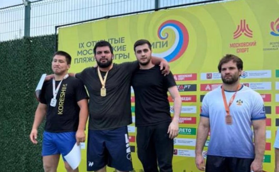 Дагестанец поборол всех в пляжной борьбе Чемпионом Росси по пляжной борьбе стал Амирхан Алиев. Соревнования, на которых преуспел воспитанник дагестанской школы борьбы, проходили в российской столице. Алиеву не было равных в весе свыше 90 кг. На турнире он поборол трех соперников.