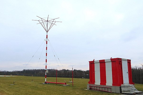 Оборудование Ростеха повысит безопасность посадки самолетов в Красноярском крае Производственная компания Азимут Госкорпорации Ростех установила в поселке Мотыгино в Красноярском крае приводной радиомаяк РМП 200 который повысит безопасность захода самолетов на посадку и обеспечит передачу голосовых сообщений диспетчеров с земли на борт Об этом сообщает AVIA RU Изделие производит Научно исследовательский институт по измерительной технике радиотехнические комплексы НИИИТ РК им А М Брейгина работающий под управлением компании Азимут Радиомаяк предназначен для определения курсового угла воздушного судна и получения речевых сообщений передаваемых по каналу земля борт РМП 200 рекомендован для использования на гражданских аэродромах и аэродромах местных воздушных линий в качестве одного из средств указания курса посадки самолетов Он может применяться в качестве дальнего и ближнего приводного радиомаяка или отдельной приводной радиостанции aviaru net n289305