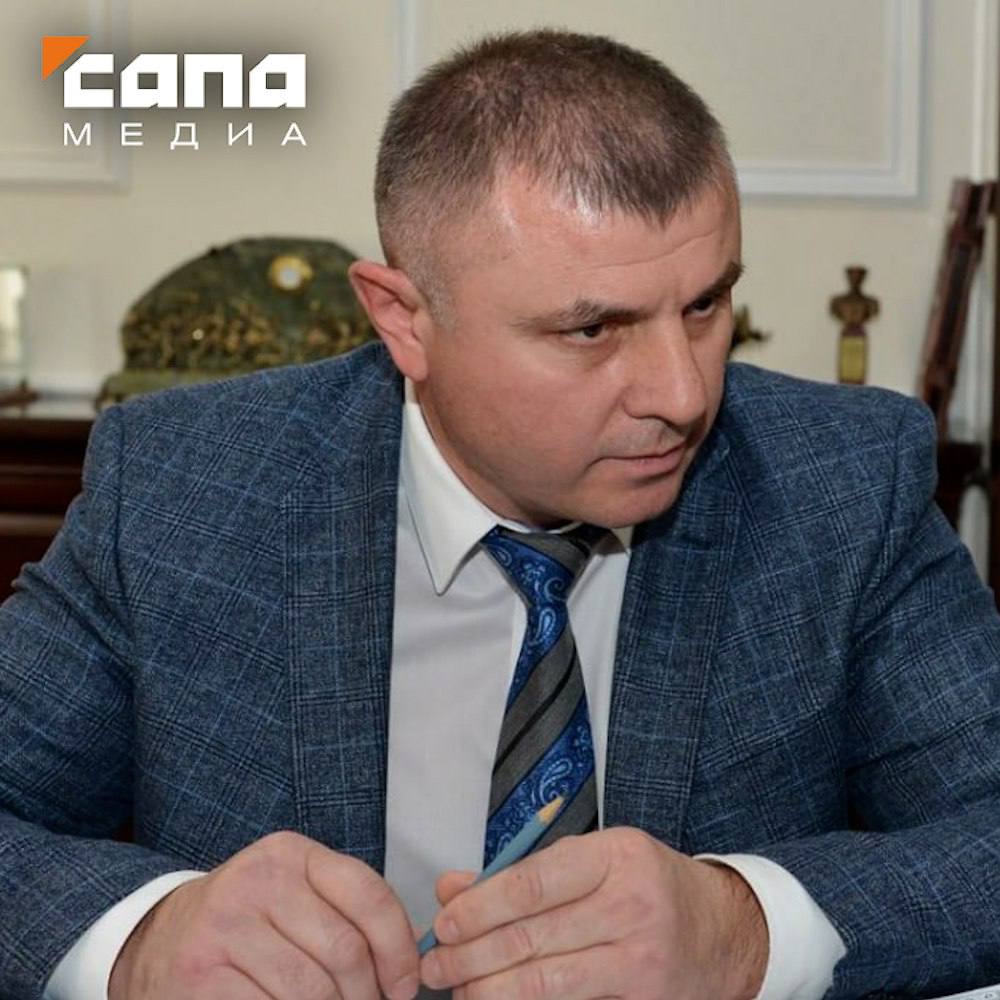 Власти Северной Осетии готовы предоставить жителям больше 200 га земли под ИЖС Глава Северной Осетии Сергей Меняйло поручил министерствам строительства и госимущества, а также главам районов изыскать земельные участки для индивидуального жилищного строительства. Их предоставят для отдельных категорий граждан: многодетным семьям, участникам спецоперации, переселенцам из аварийного жилья и оползневых зон. Министерство госимущества на сегодняшний день определило уже более 200 га под эти цели. «Около 43 гектаров земли есть за Барбашовым полем для многодетных семей. Порядка 500 участков там мы можем предоставить. Но есть определенные нюансы. На сегодняшний день, по закону, без необходимой инфраструктуры мы не имеем права их передать многодетным семьям. Помимо этого, у нас есть земельный участок площадью 43 гектара в Нижней Санибе. Он уже включен в границы населенного пункта. Здесь были определенные вопросы у местных жителей. Они ссылались на то, что этот земельный участок им необходим для выпаса животных и сенокошения. Но для жителей Нижней Санибы мы предоставили более 200 гектаров под эти цели в бессрочное и безвозмездное пользование. Поэтому этот участок мы также можем совместно с местной администрацией рассматривать как потенциальный участок для будущего строительства», — сообщил журналистам министр государственного имущества и земельных отношений Северной Осетии Руслан Тедеев. Свободные земельные участки общей площадью 150 га есть также в Алагирском, Ардонском, Правобережном и Моздокском районах. Министр подчеркнул, что сейчас проводится комплексный анализ принятых ранее решений в отношении приватизированного имущества. Это касается санаторно-курортного и спортивного направлений. «Непосредственно речь идет о Тибе, Кармадоне, Урсдоне, Редант-1, а также стадионе "Торпедо". По всем этим направлениям мы уже запросили документацию. Одну встречу с прокуратурой мы уже провели, поставили для себя определенные цели, и по ним мы конечно же будем работать. Проверим прозрачность и законность принятых решений, в случае выявления нарушений совместно с прокуратурой будем направлять информацию в судебные органы», — подчеркнул министр. Подписывайся на «Сапа 15»