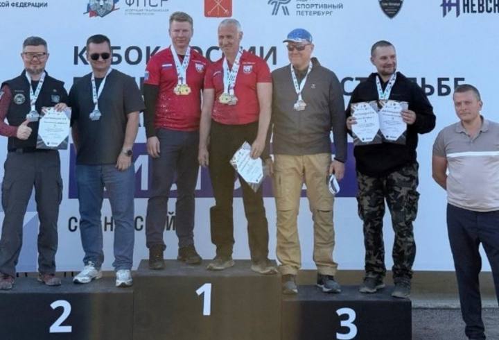 Стрелки из Ленинградской области стали победителями и призерами Кубка России Сборная Ленинградской области триумфально выступила на четвертом этапе Кубка России по практической стрельбе из пистолета Турнир проходил в спортивно стрелковом клубе СКК Невский Так первые вторые и третьи места в дисциплине серийный класс заняли Александр Лукин Валерий Александров Илья Телитченко Анна Иванова Алена Карасева сообщает пресс служба регионального Центра спортивной подготовки в дисциплине открытый класс среди женщин золотую медаль завоевала Валентина Пиманенко в дисциплине стандартный класс Савелий Варнавский стал победителем среди мужчин а среди женщин серебряным призёром стала Надежда Юмартова бронзовым Мария Лутова говорится в распространенном сообщении В командном зачете в дисциплине стандартный класс представители 47 го региона заняли третье место в дисциплине серийный класс первое место в дисциплине серийный класс с оптическим прицелом второе место в дисциплине классический класс второе место Online47 Всё о Ленобласти и не только