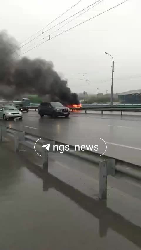 Пожар автомобиля Subaru на Коммунальном мосту в Новосибирске