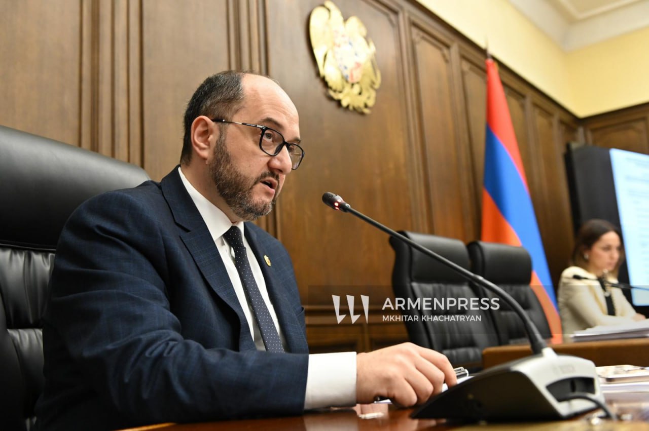 Расходы аппарата премьер-министра Армении в 2024 году составили 21,6 млрд драмов. Служебные автомобили были сокращены с 40 до 19. Об этом заявил руководитель аппарата премьер-министра РА Араик Арутюнян на совместном заседании постоянных комиссий НС во время представления годового отчета об исполнении государственного бюджета 2024 года. «Наши фактические расходы составили 21,6 млрд драмов, выполнение — 93,1%. В отчетном году расходы в рамках программы по обеспечению реализации полномочий премьер-министра Республики Армения составили 6,6 млрд драмов или 88,7% от запланированных мероприятий. Отклонение в основном обусловлено реализацией услуг, включенных в данную программу, мероприятиями по координации программы и расходами на содержание персонала. По сравнению с сопоставимым показателем предыдущего года расходы данной программы сократились на 18% или на 1,5 млрд драмов», — сказал Арутюнян. В отчетном году расходы на координацию услуг и программ, содержание персонала составили 4,9 млрд драмов, или 87,3 процента от уточненного показателя. По словам Арутюняна, отклонение обусловлено закупкой товаров и услуг по более низким ценам, чем планировалось, в результате тендеров, а также неполной укомплектованностью штатов. По сравнению с прошлым годом указанные расходы сократились на 3% или 153,2 млн драмов, что в основном обусловлено сокращением объемов работ, связанных с текущим ремонтом зданий и сооружений, а также отсутствием необходимости в закупке запланированных консультационных услуг. Касаясь служебных автомобилей канцелярии премьер-министра, он сказал: «Количество автомобилей сократилось более чем вдвое. Вместо 40 автомобилей у нас сейчас 19 автомобилей». Сокращение автомобилей произошло в конце года.