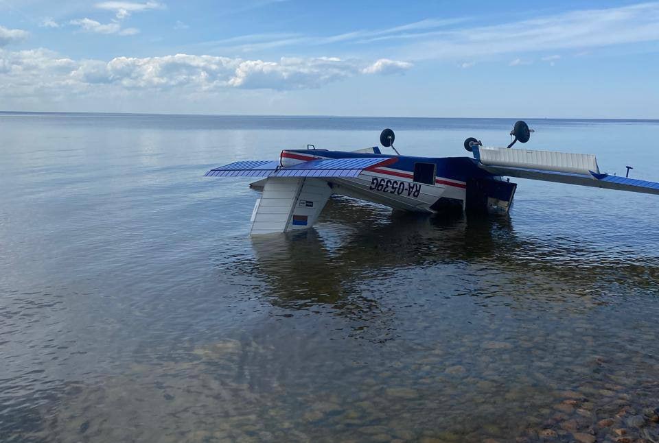 Самолет рухнул на пляж рядом с петербургским аэродромом «Бычье поле» из-за отказа двигателя. На борту находились два человека, они не пострадали. СК проводят осмотр места происшествия и устанавливает обстоятельства аварии.   Регнум