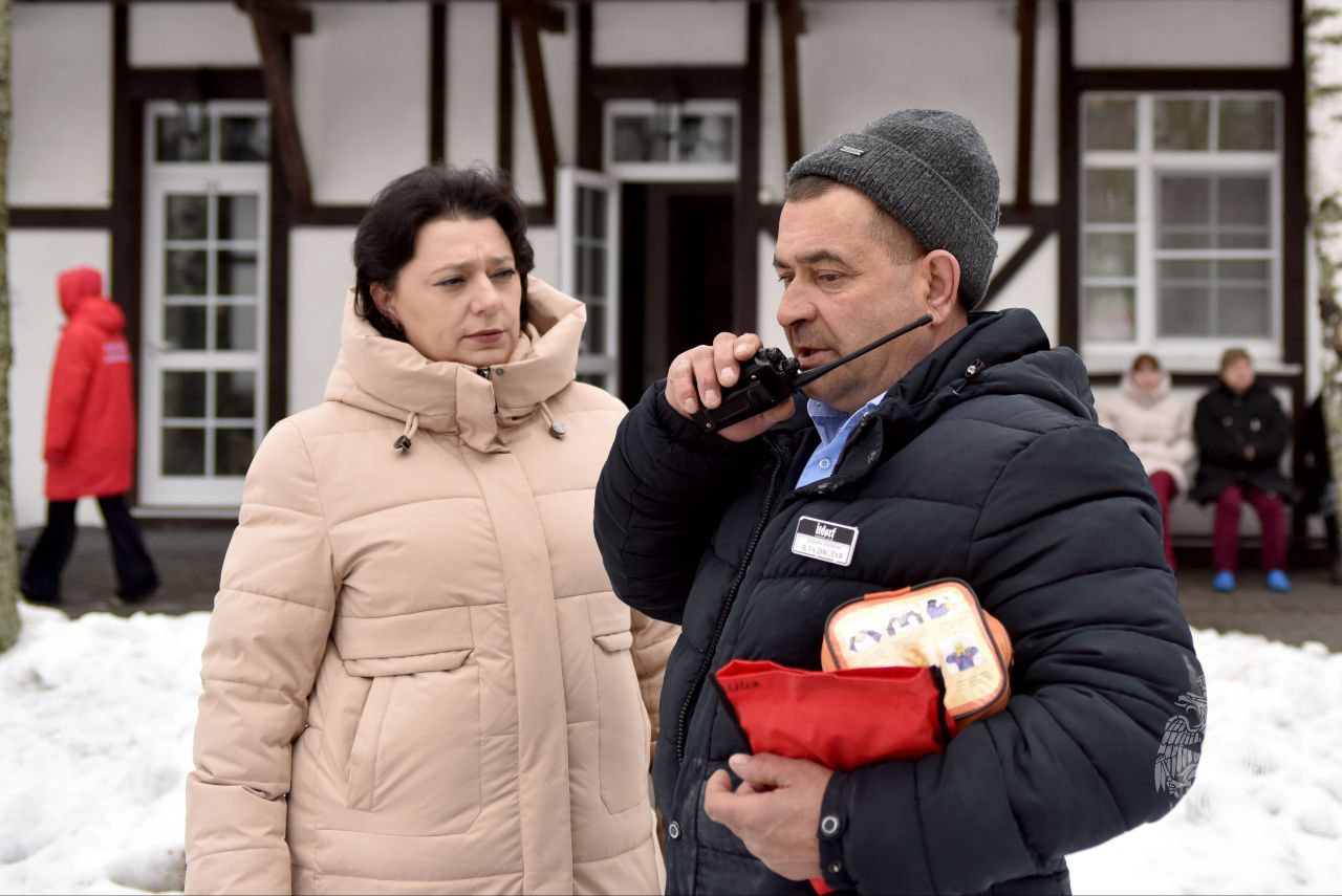 Пожар в загородном клубе. Эвакуировано 25 человек   Короткое замыкание электропроводки в горячем цехе обернулось пожаром в ресторане загородного клуба "Ильдорф", огонь стремительно начал распространяться.    25 человек эвакуировалось из задымлённых помещений, ещё двоим потребовалась помощь пожарных. Звенья газодымозащитной службы спасли двух гостей клуба при помощи спасательных капюшонов. Такая легенда легла в основу пожарно-тактических учений на объекте с массовым пребыванием людей.   Работники клуба и службы экстренного реагирования отработали целый комплекс задач. Дежурному персоналу клуба важно было выполнить алгоритм действий при пожаре, обеспечить беспрепятственный проезд пожарной техники к месту вызова.   Силы и средства привлекались по рангу пожара №2. От МЧС России было задействовано 6 единиц техники и 25 человек личного состава.    Пожарная безопасность - "Ильдорф" - отработано!    - Сергей Котов