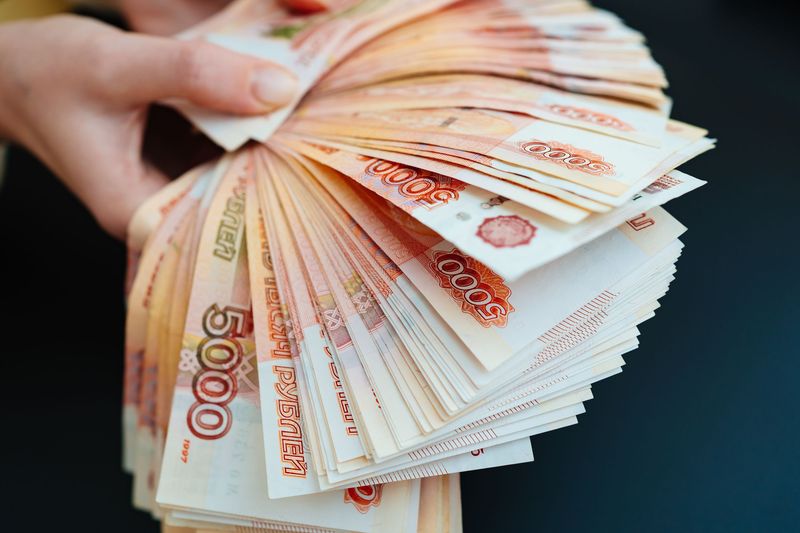 Главе Бийска и другим муниципальным чиновникам проиндексировали зарплаты Теперь главы городов и районов, работники администраций и муниципальные депутаты будут получать больше: размер оклада учитывается и при вычислении различных надбавок. Распоряжение подписал губернатор Виктор Томенко. Повышение коснулось всех муниципальных служащих региона. Выплаты проиндексируют начиная с 1 января 2025 года. Так, главе Барнаула теперь полагается зарплата до 206 тысяч рублей была 168 тысяч . В Бийске оклад главы увеличился со 126 тысяч рублей до 163 тысяч рублей. Уточняется, что итоговый размер зарплаты муниципальных служащих и депутатов формируется не только из оклада, но и из различных надбавок. Например, за доступ к секретной информации. А размер самого оклада непосредственно варьируется в зависимости от размеров муниципального образования.