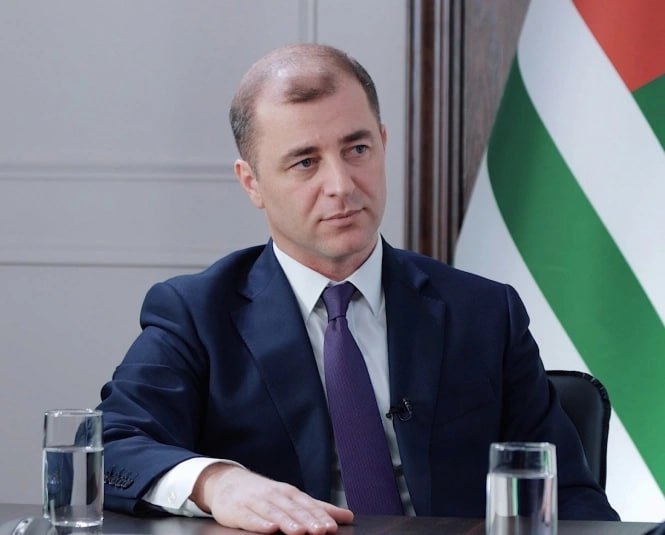 Экс-кандидат в президенты Абхазии арестован в Сочи на 14 суток Арест произошёл 21 июня и связан с нарушением миграционного законодательства Российской Федерации — конкретно статьи 18.8 КоАП РФ "Нарушение режима пребывания иностранными гражданами". Ардзинба обвиняют в пересечении границы по реке Псоу на машине в апреле 2025 года. Он нарушил правила дорожного движения, управляя автомобилем в период лишения прав. В УВД по городу Сочи подтвердили факт задержания, отметив, что "меры приняты в строгом соответствии с российским законодательством". В то же время в МИД Абхазии на запрос "РИА Новости" 18+ ответили, что "ситуация находится на контроле и прорабатывается на дипломатическом уровне". Фото: соцсети KrasnodarMedia Прислать новость