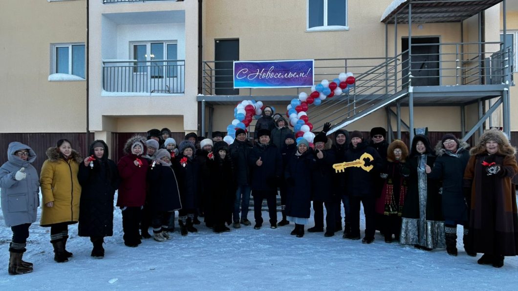 В Дюпсюнском наслеге Усть-Алданского улуса ввели многоквартирный дом    Сегодня, 13 февраля, в Дюпсюнском наслеге торжественно вручили ключи от новых квартир. Трехэтажный 20-квартирный дом построен в рамках программы переселения граждан из аварийного жилищного фонда.   Мероприятие состоялось в ходе отчета исполнительных органов власти республики в наслеге. Подгруппу возглавляет  руководитель Управления государственного строительного и жилищного надзора Павел Аргунов.