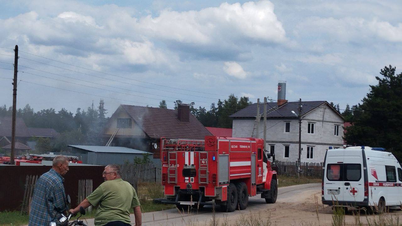 Трагедия в поселке Пыра — на пожаре погибли 26-летняя девушка и трехлетний мальчик.  По данным МЧС, информация о возгорании поступила около часа дня.   После тушения спасатели обнаружили тела двух человек. Предварительно, это мать и сын.  Подпишись \ Предложи новость