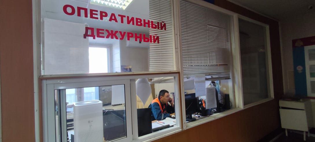 Заблудившуюся  женщину удалось вывести с помощью геолокации  Сегодня, 7 августа, в 13.50. через систему 112 поступило сообщение о том, что на Хатынг-Юряхском шоссе заблудилась женщина. Звонила сама пострадавшая, и оперативный дежурный Службы спасения Якутии Нюргуяна Павлова стала работать с ней по телефону. Дежурный попросила отправить координаты, посмотреть в телефоне геолокацию. Не сразу, но заблудившаяся сумела найти в телефоне свои координаты, скопировать и отправить их по ватсапу. Далее Нюргуяна Павлова ввела координаты на карте и стала говорить, в какую сторону ей идти.  - Она находилась в 5 километрах от трассы, и передо мной стояла задача вывести ее на трассу, рассказала Нюргуяна Павлова. Таким образом удалось вывести женщину из леса, не привлекая спасателей. Дома женщину встретил участковый врач. Внимание! Завтра в передаче "Новый день" на канале "Якутия" выступит спасатель Службы спасения Якутии Иван Афанасьев. Он расскажет о том, как пользоваться телефоном, если вы заблудились.  Фото из архива.
